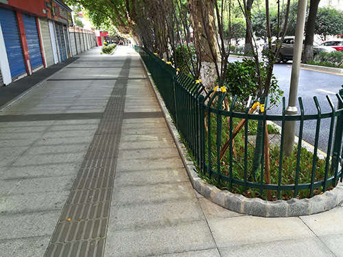 道路護欄對人們出行的重要性